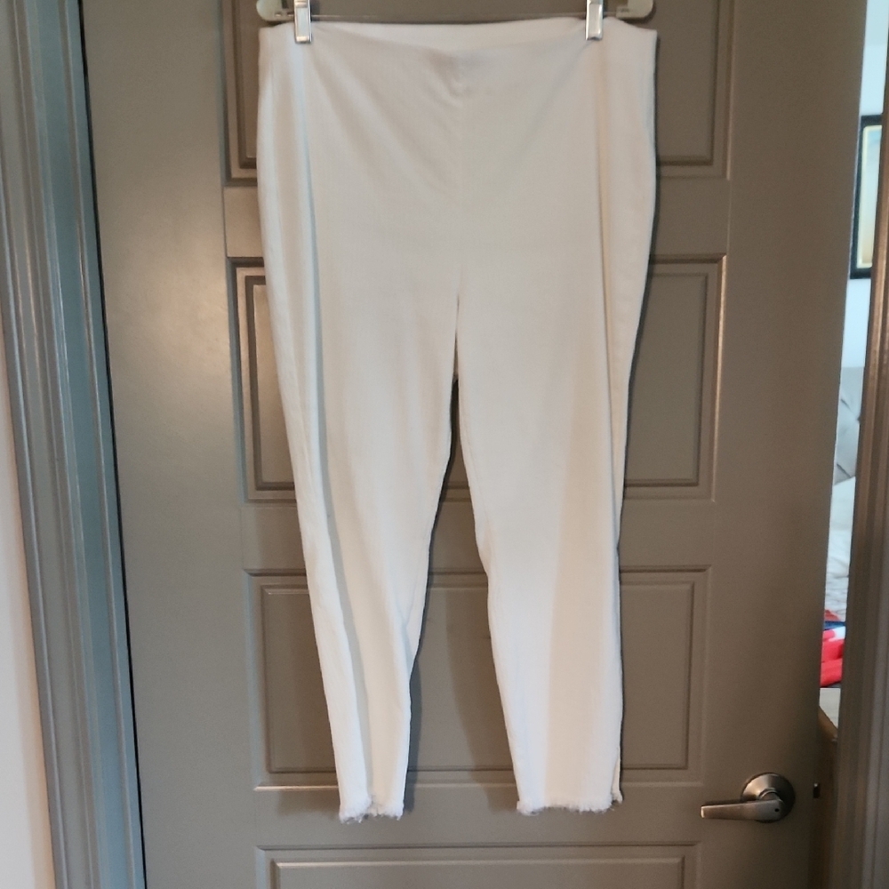 White House Black Market White Capris